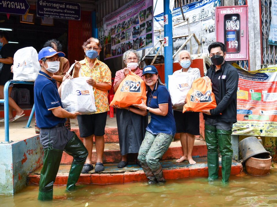 “MONO NEXT” AND “TTTBB” HEADED TO CHAIYAPHUM TO HELP FLOOD VICTIMS